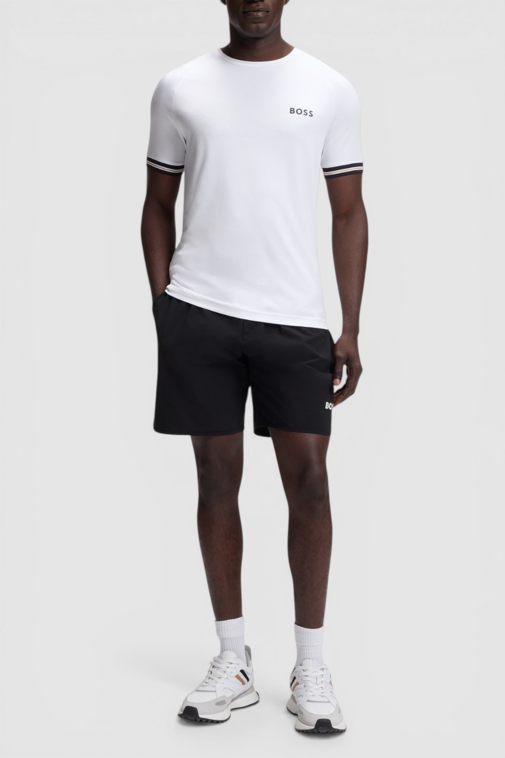 תמונת כל הלוק של חולצת טי בגזרת סלים